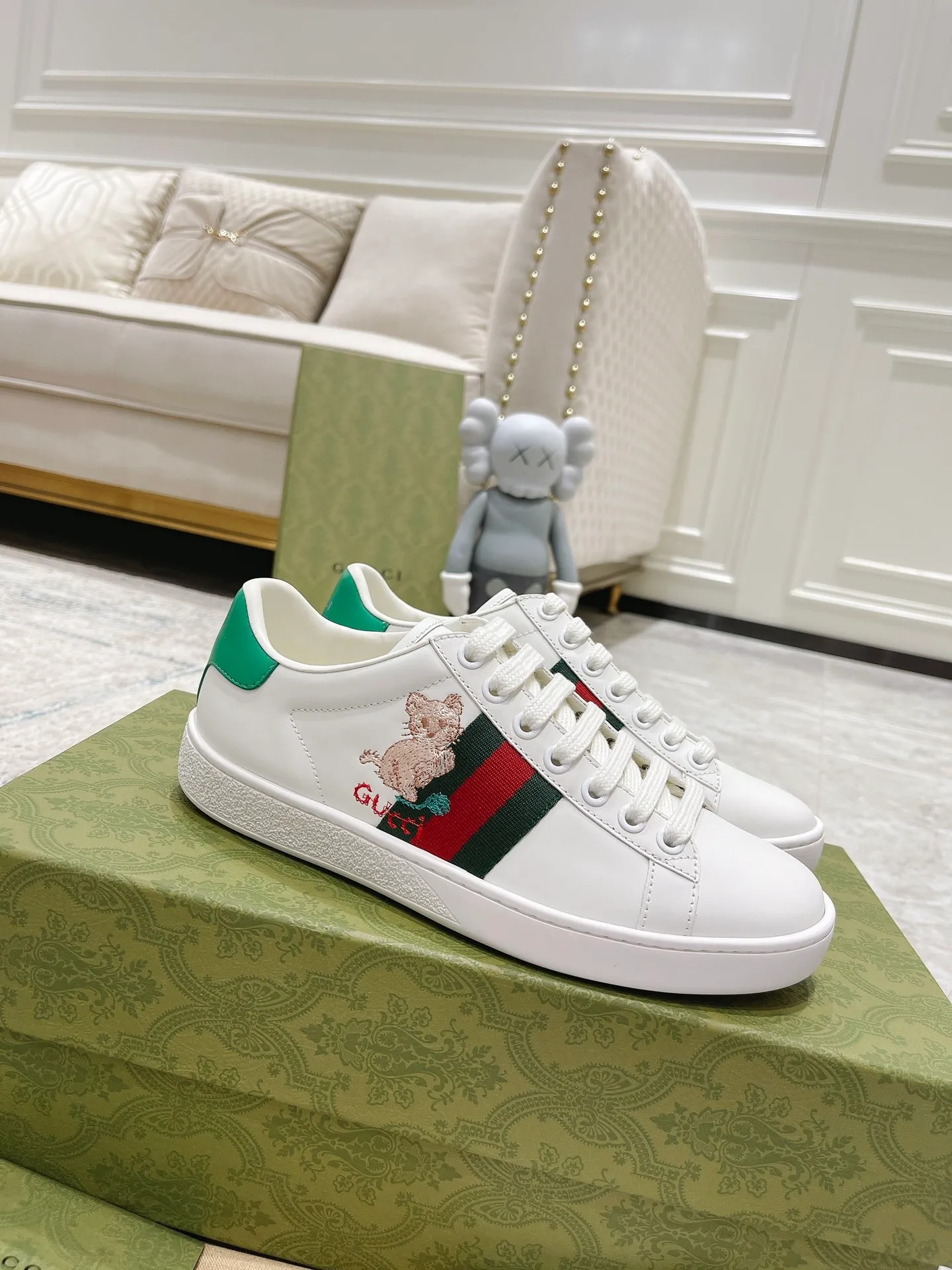 👟👟Ex-factory price 440👟👟 Women's shoe factory GUCCi's latest anti-counterfeiting line classic sports lace-up white shoes for couples ☝︎57 layouts of the whole series are shipped with high quality★ Color matching is being updated continuously... 🔥Look for our upgraded version quality, original mold opening ✔️Original last shape ✔ Everything is authentic from the inside out🥊 🍬Material: 🔸The upper is made of Italian cowhide imported from the original factory. The comfort and softness are higher than ordinary cowhide from domestic factories. ➕Full cowhide lining and foot pads. The lining adopts the same lasting method as the original. The midsole is also printed with double G and the insole is also original molded. 3D craftsmanship❗���Different from ordinary products in the market❗️➕The outsole adopts the original high-density one-to-one sole➕⚠️The snakeskin tail is consistent with the authentic color, and the real snakeskin is a small piece➕🗯The embroidered patches are also authentic. After disassembly, each color comparison is accurate before shipment‼ ️ Shoe size: Female 35-40 Male 39-44